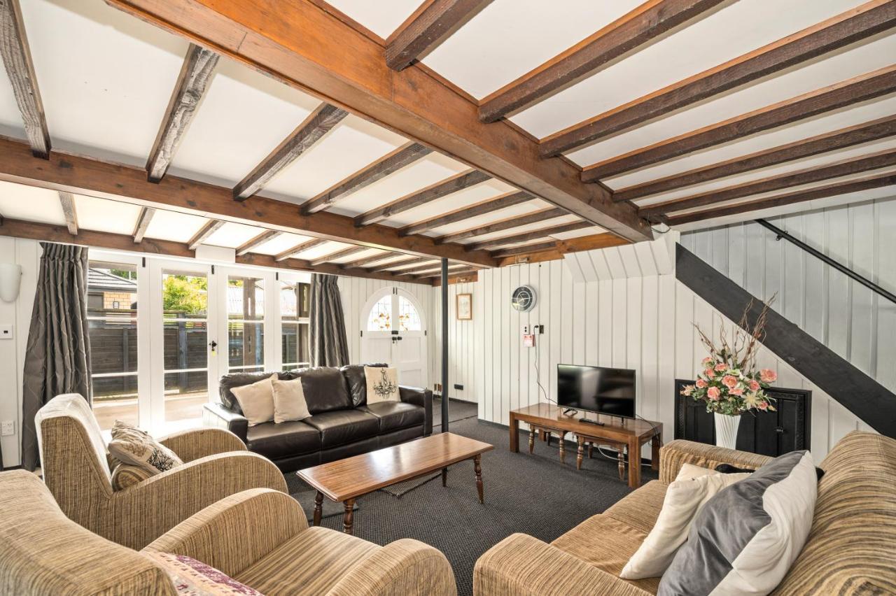 Springfield Rise Lodge - Rotorua Holiday Home Экстерьер фото